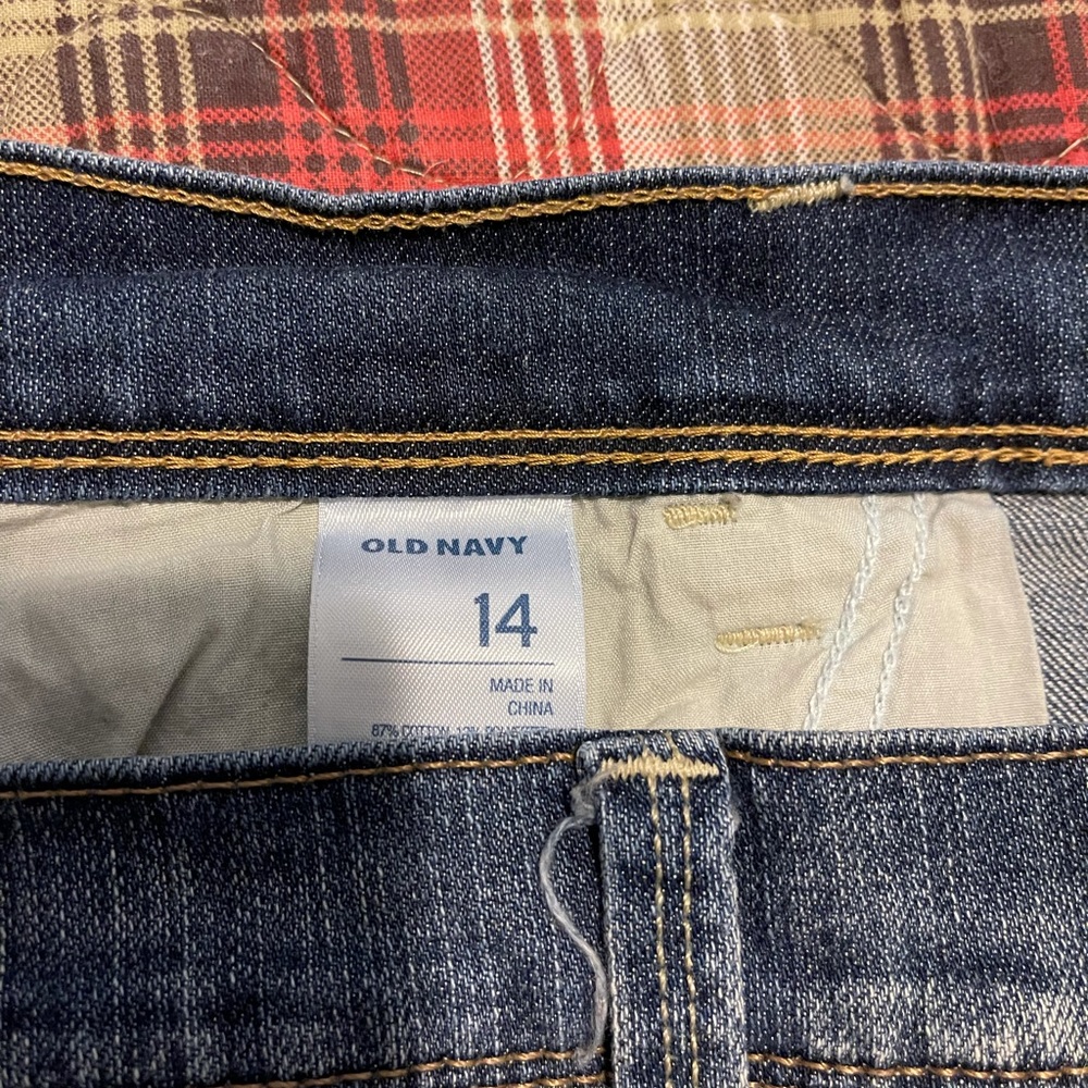 Old Navy Flirt Capri’s - Picture 4 of 7